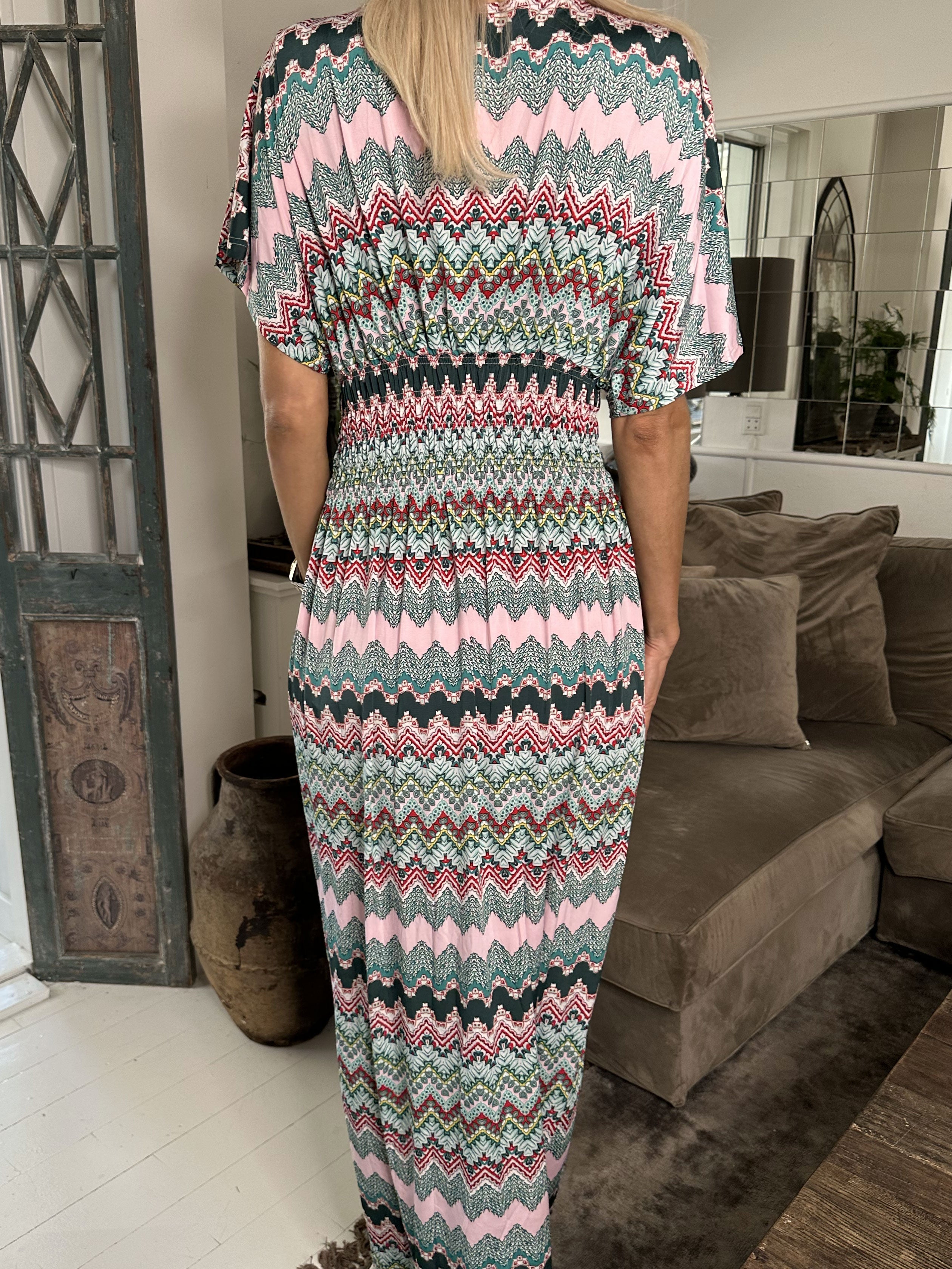 Pams Zigzag - Lang elastisk kjole i krølfrit stof